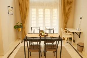 ein Esszimmer mit Tisch und Stühlen in der Unterkunft The Hidden Gem, Your Perfect Hideaway in Hyderabad