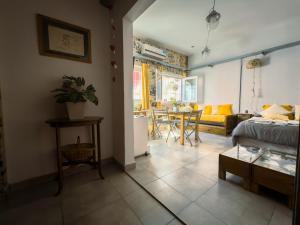 Una sala de estar con una cama y un comedor. en La Redacción Apartamentos, en San Pedro