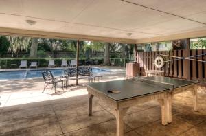 Habitación con mesa de ping pong y piscina en Island Townhouse #E1, en East End
