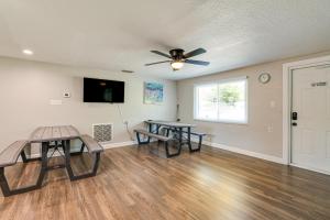 2 Mi to 7 Sisters Springs! Home with Resort Perks TV 또는 엔터테인먼트 센터