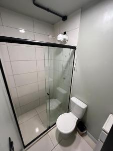 a bathroom with a toilet and a glass shower at Apartamento estruturado próx. Amaral C. in Jaú