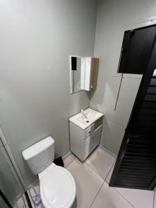 a small bathroom with a toilet and a sink at Apartamento estruturado próx. Amaral C. in Jaú