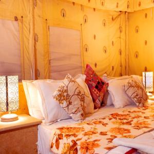 Postel nebo postele na pokoji v ubytování Rangilo Rajasthan Camp