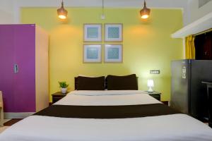 a bedroom with a large bed and colorful walls at Hotel O Rose Inn in Bālianta