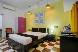 a bedroom with a king sized bed in a room at Hotel O Rose Inn in Bālianta
