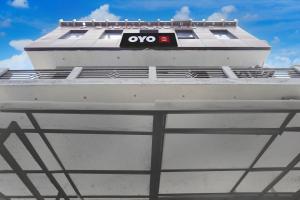 KaliānpurにあるSPOT ON New Shukla Hotelの船の側面にあるオロサイン