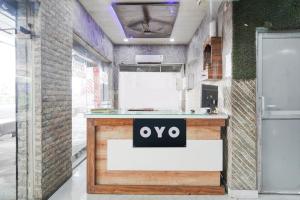 KaliānpurにあるSPOT ON New Shukla Hotelの看板付きカウンター