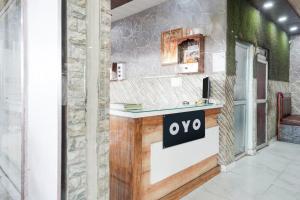 KaliānpurにあるSPOT ON New Shukla Hotelのロビーのフロントデスク