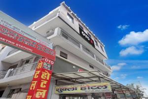 KaliānpurにあるSPOT ON New Shukla Hotelの目の前に看板が立つ白い高い建物 +21枚の写真