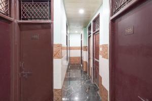 KaliānpurにあるSPOT ON New Shukla Hotelの廊下