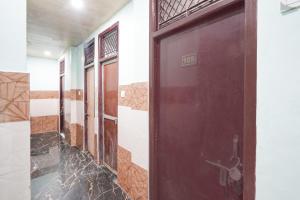 KaliānpurにあるSPOT ON New Shukla Hotelの建物廊下の木製ドア