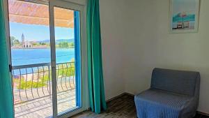 パシュマンにあるMama Rozaの海の景色を望む客室内の椅子 +28枚の写真