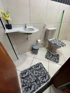 Ένα μπάνιο στο Apartamento completo e central! Casa Caju!