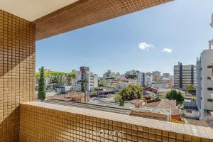 Una pared de ladrillos con vistas a una ciudad. en Estudios at Upper Residence - UPP, en Curitiba