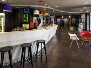 un bar avec des tabourets dans un restaurant dans l'établissement ibis Sao Paulo Interlagos, à São Paulo