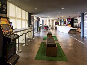 a lobby with green carpeting and a white tub at ibis Sao Paulo Interlagos in Sao Paulo