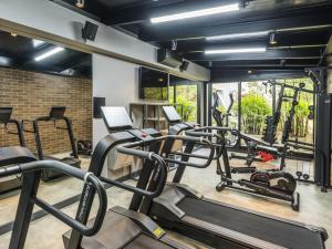 a gym with several treadmills and ellipticals at ibis Curitiba Batel in Curitiba