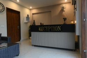 uma recepção em uma sala com uma placa que diz propagação em Hotel Lake Casa em Bathinda