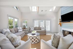 TV a/nebo společenská místnost v ubytování 22 Coast - Wave Cottage