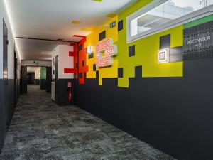 ベジエにあるibis Styles Béziers Centreの建物内のカラフルな壁のある廊下