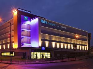 Un edificio con un cartel al costado. en ibis budget Birmingham Centre, en Birmingham