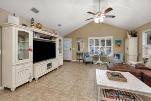 Una sala de estar con un televisor de pantalla plana grande. en 1007 Mallery Street, en Mallory Park