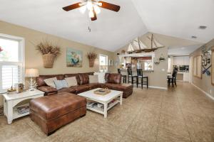 una sala de estar con un sofá y una mesa en 1007 Mallery Street, en Mallory Park