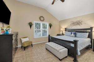 Un dormitorio con una cama y una silla y un televisor. en 1007 Mallery Street, en Mallory Park 29 fotos más