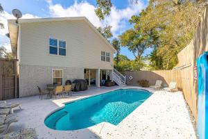 una piscina frente a una casa en 1007 Mallery Street, en Mallory Park