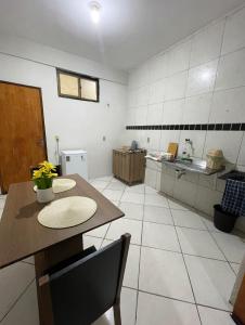 Η κουζίνα ή μικρή κουζίνα στο Apartamento completo e central! Casa Caju!