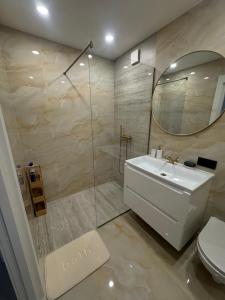 Un baño con inodoro, lavabo y ducha. en The Hidden Gem Rukla, en Rukla