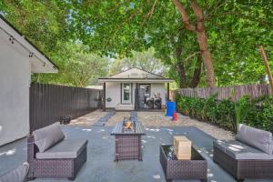マイアミにあるMiami Heart Retreat, Stylish & Central With Gamesのパティオ(椅子、テーブル付)、