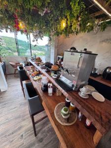 ゴヴェルナドール・セウソ・ラーモスにあるPousada Recanto do Canário 3の長い木製テーブル +32枚の写真