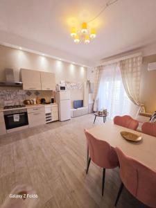 Secondopiano2 في بيزا: غرفة معيشة بها طاولة ومطبخ +16 صورة