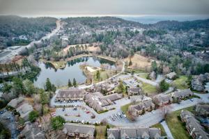 una vista aérea de una casa con un lago en Chetola: Robin 1, en Blowing Rock