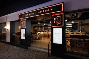 een restaurant met een uithangbord waarop staat: Sarma Club en cocktails bij The Rose Gaming Resort in Dumfries