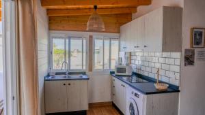 a kitchen with a sink and a microwave at Casa Yeye City Loft in Agaete