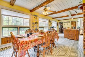 Un comedor con mesa y sillas en 1 Mi to Main St Fryeburg Historic Family Home, en Fryeburg Maine