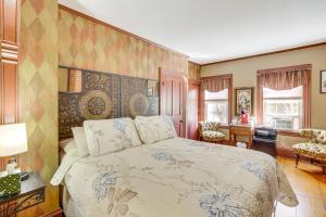 Un dormitorio con una cama grande y un escritorio. en 1 Mi to Main St Fryeburg Historic Family Home, en Fryeburg Maine