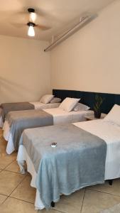 Un pat sau paturi într-o cameră la Casa Colonial com Suítes e Quartos Privativos - Hospedagem Residencial +72 fotografii