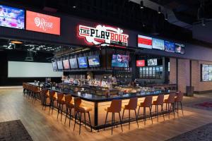 een bar met stoelen en televisies in een kamer bij The Rose Gaming Resort in Dumfries