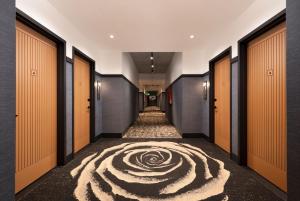 een gang met een zebra-schilderij op de vloer bij The Rose Gaming Resort in Dumfries +24 foto's