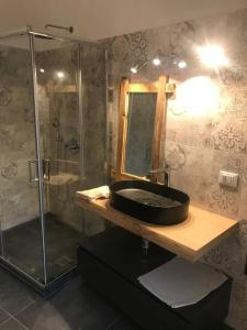 a bathroom with a sink and a shower at Casa Pejda in Bonassola