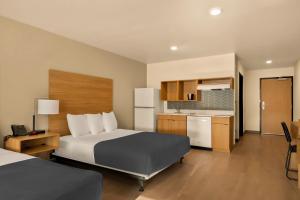 Кухня или мини-кухня в LivAway Suites Orem-Vineyard
