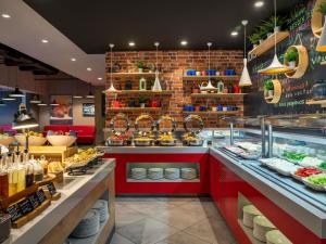 a restaurant with a buffet of food on display at Ibis Istanbul Zeytinburnu in Istanbul