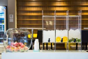 Una exhibición de fruta en un frutero de cristal sobre una mesa en Transamerica Wise Indaiatuba, en Indaiatuba 37 fotos más