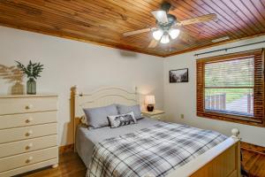 ein Schlafzimmer mit einem Bett und einem Deckenventilator in der Unterkunft Bigfoot Bungalow in Blowing Rock