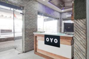 KaliānpurにあるSPOT ON New Shukla Hotelのキッチン(カウンター付)