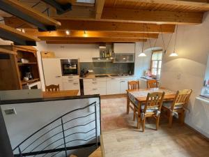 Kuchyň nebo kuchyňský kout v ubytování Ferienhaus "Spatzennest" Eifel Gerolstein Hunde ok