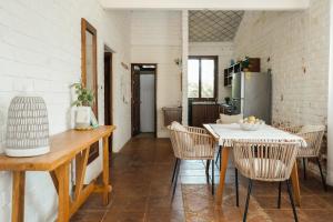 a kitchen and dining room with a table and chairs at Cabaña 0 in Coyote